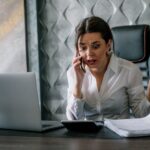 pessoa-preocupada-no-notebook