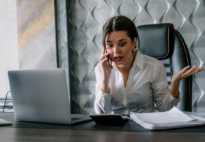 pessoa-preocupada-no-notebook