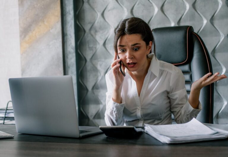 pessoa-preocupada-no-notebook