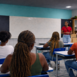 professor-sala-de-aula-negros-negras-mulher-estudantes-foto-divulgacao-
