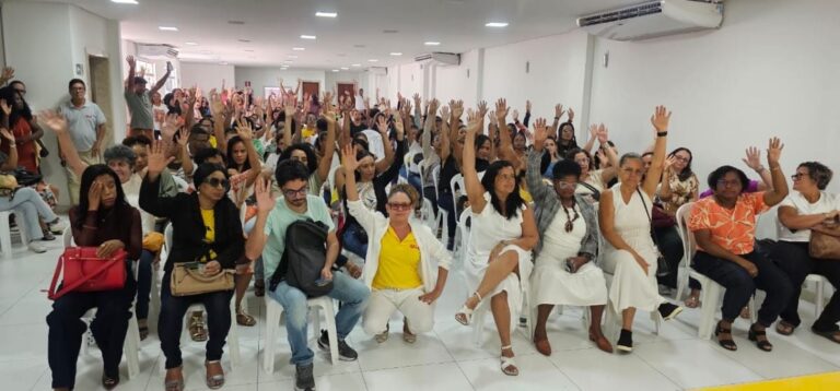 reuniao-professores-da-rede-publica-de-Feira-de-Santana-APLB-sindicado-foto-paulo-joso-acorda-cidade-1-1