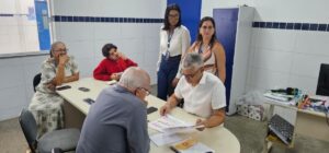 secretario-Pablo-Roberto-maes-de-alunos-da-Escola-Monterio-Lobato-Feira-de-Santana-foto-PAulo-Jose-Acorda-Cidade-