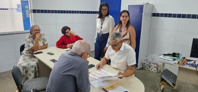secretario-Pablo-Roberto-maes-de-alunos-da-Escola-Monterio-Lobato-Feira-de-Santana-foto-PAulo-Jose-Acorda-Cidade-