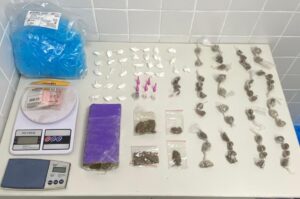 53-buchas-de-maconha-31-papelotes-de-cocaina-e-outras-drogas-sao-apreendidas-no-bairro-Queimadinha-Foto-CPR-L