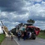 Acidente-entre-carreta-e-caminhao-derrama-carga-e-oleo-na-BR-242-em-Barreiras-Foto-Reproducao-Velho-Chico-News