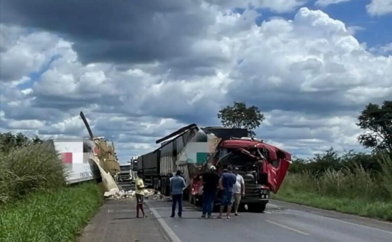 Acidente-entre-carreta-e-caminhao-derrama-carga-e-oleo-na-BR-242-em-Barreiras-Foto-Reproducao-Velho-Chico-News