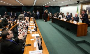 CCJ-Comissao-parlamentares-deputados-senadores-votacao-escala-6x1-PEC-foto-Lula-Marques-Agencia-Brasil