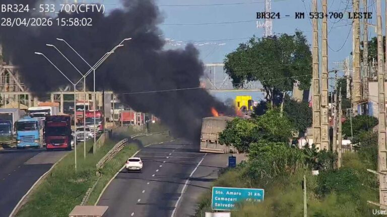 Caminhao-pega-fogo-na-BR-324-em-Conceicao-do-Jacuipe-pista-foi-interditada-Foto-Reproducao-