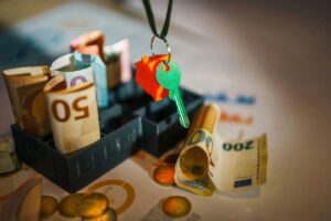 Dinheiro-e-chaves-Foto-Reproducao-Pexels