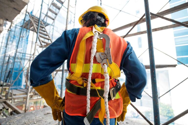 Equipamentos-de-Protecao-Individual-EPIs-por-trabalhadores-de-obras-Foto-Reproducao-Freepik-2