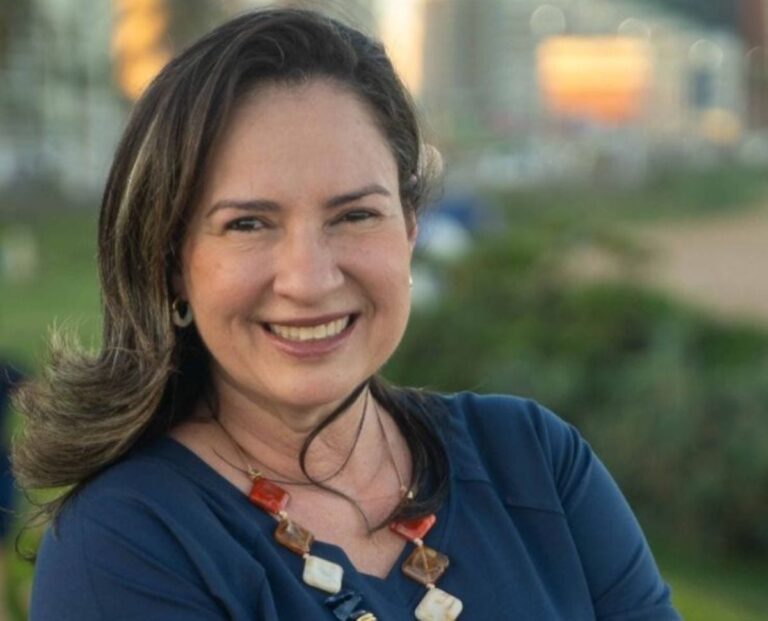 FERNANDA-CARVALHO-ESCRITORA-E-JORNALISTA-