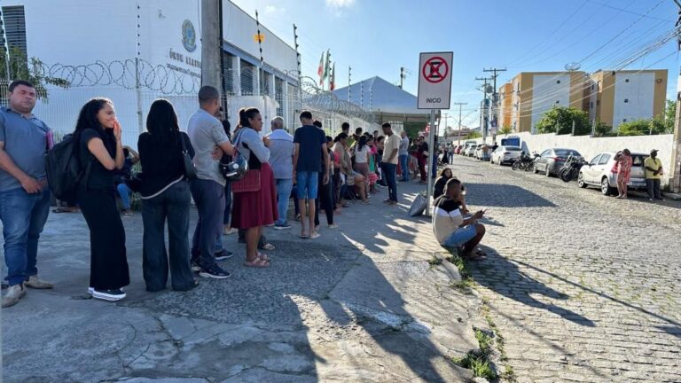 Fila-forum-eleitoral-Feira-de-Santana-foto-Paulo-Jose-Aocrda-Cidade-02