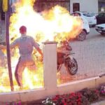Homem-ateia-fogo-na-propria-moto-durante-abordagem-e-mae-fica-ferida-ao-tentar-impedir-o-ato-Foto-Reproducao-Redes-Sociais
