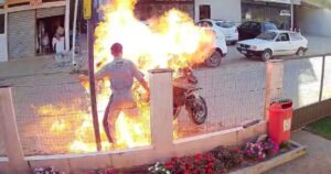 Homem-ateia-fogo-na-propria-moto-durante-abordagem-e-mae-fica-ferida-ao-tentar-impedir-o-ato-Foto-Reproducao-Redes-Sociais