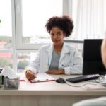 Mulher-em-atendimento-medico-fazendo-check-up-Foto-Freepik