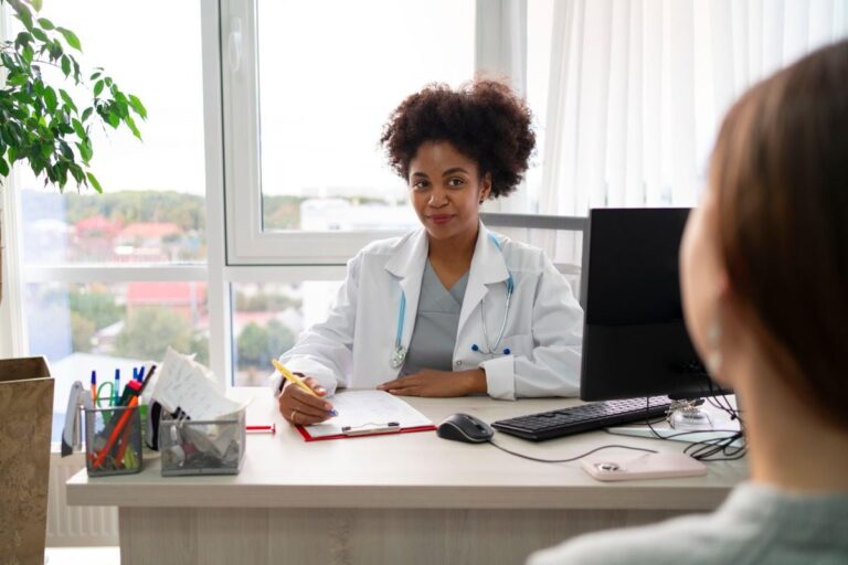 Mulher-em-atendimento-medico-fazendo-check-up-Foto-Freepik