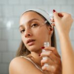 Mulher-fazendo-skincare-Foto-MelkiNimages-iStock