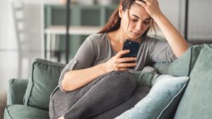 Mulher-usando-o-celular-Foto-Divulgacao