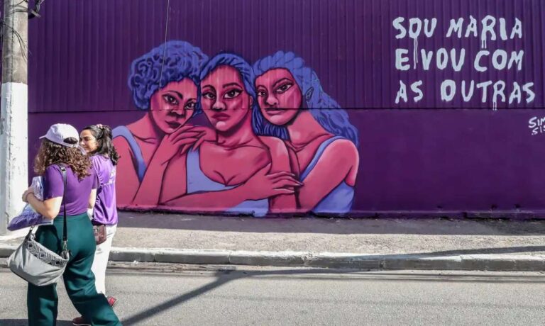Mulheres-andando-passando-por-mural-escrito-Sou-Maria-e-vou-com-as-outras-Foto-Paulo-Pinto-Agencia-Brasil