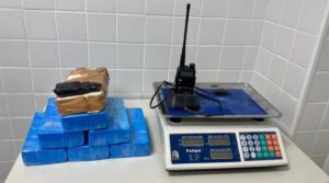 PM-apreende-7-tabletes-de-cocaina-no-bairro-Olhos-Dagua-Foto-PMBA