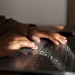 Pessoa-usando-notebook-computador-Foto-Reproducao-Freepik