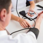 Pessoa-verificando-pressao-arterial-Foto-Reproducao-Freepik