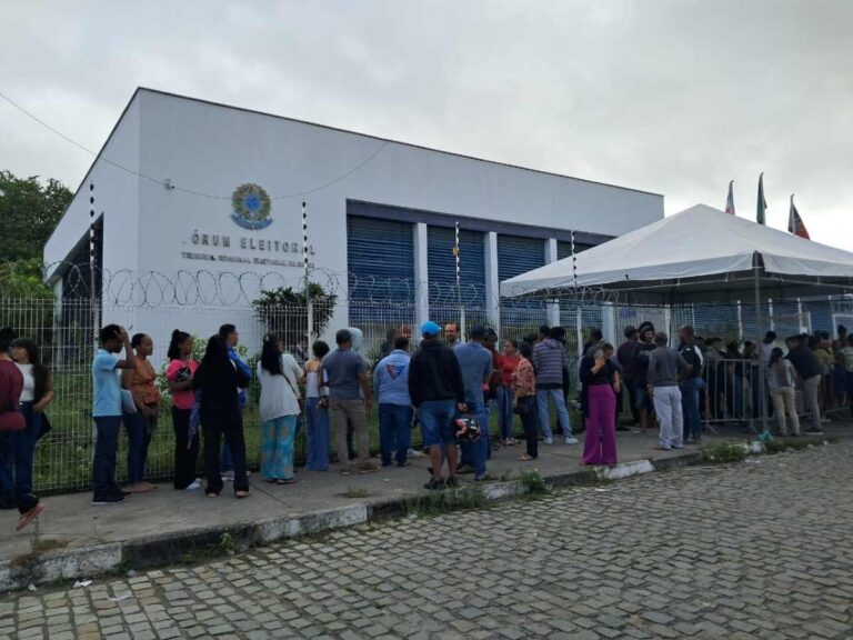 Populacao-reclama-de-atendimento-no-mutirao-do-Forum-da-Justica-Eleitoral-de-Feira-de-Santana-Foto-Ney-Silva-Acorda-Cidade-3