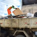 SESP-realiza-limpeza-em-casa-na-Mangabeira-07-04-2026-Foto-Gabriel-Calazans-caminhao-lixo-