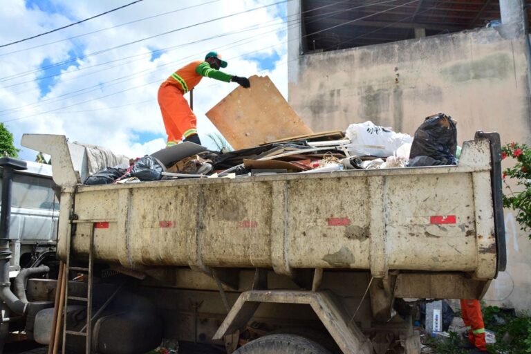 SESP-realiza-limpeza-em-casa-na-Mangabeira-07-04-2026-Foto-Gabriel-Calazans-caminhao-lixo-