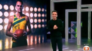 Tadeu-Oscar-Schmidt-apresnetador-homenagem-irmao-BBB-26-foto-reproducao-TV-Globo-