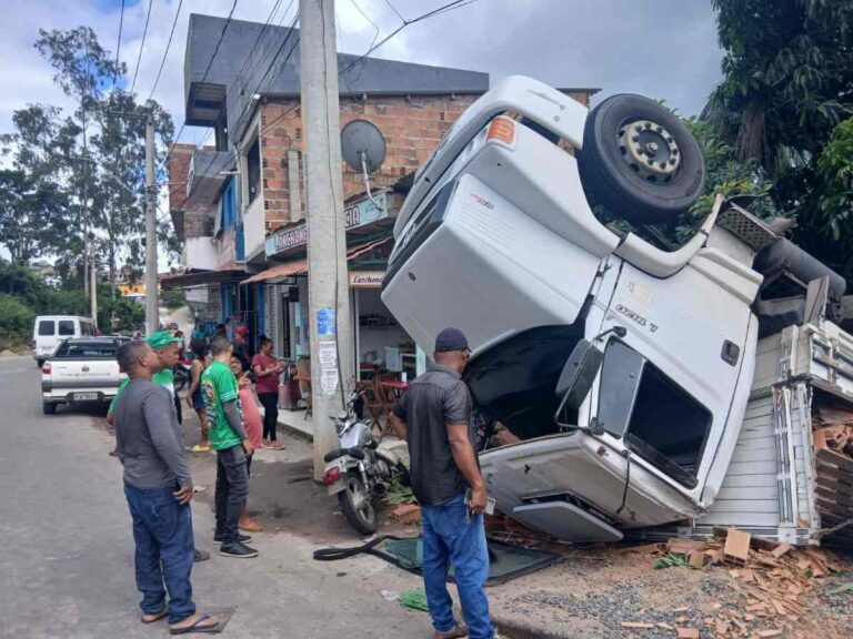 acidente-com-caminhao-em-gandu-foto-redes-sociais-2