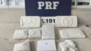 apreensao-de-drogas-cocaina-pela-PRF-em-Vitoria-da-Conquista-BR-116-foto-divulgacao-PRF