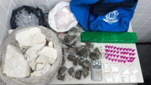 apreensao-de-drogas-em-sacola-no-bairro-queimaidnha-foto-divulgacao-