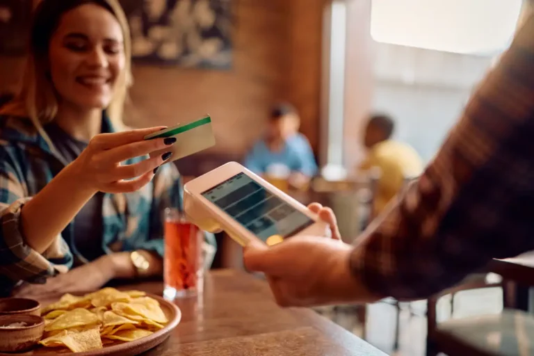 bar-e-restaurante-freepik