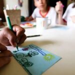 crianca-desenhando-na-escola