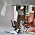 omar-alrawi-Dq8XPlyHmoI-unsplash-corte-e-costura-costureiro-costureira-maquina-de-costura-curso-gratuito-640