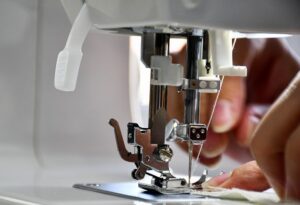 omar-alrawi-Dq8XPlyHmoI-unsplash-corte-e-costura-costureiro-costureira-maquina-de-costura-curso-gratuito-640