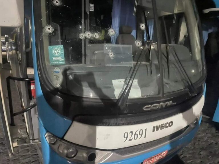 onibus-atingido-17-tiros-lauro-de-freitas