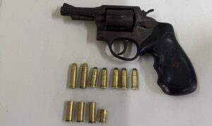 revolver-apreendido-foto-policia-militar