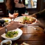 sZJmUVlj-mesa-de-jantar-restaurante-comida-foto-divulgacao