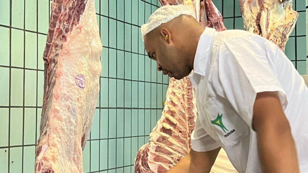 trabalhador-arroba-do-boi-pecuaria-corte-acougue-frigorifico-cooperfeira-foto-divulgacao-