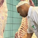 trabalhador-arroba-do-boi-pecuaria-corte-acougue-frigorifico-cooperfeira-foto-divulgacao-