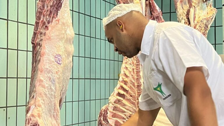 trabalhador-arroba-do-boi-pecuaria-corte-acougue-frigorifico-cooperfeira-foto-divulgacao-