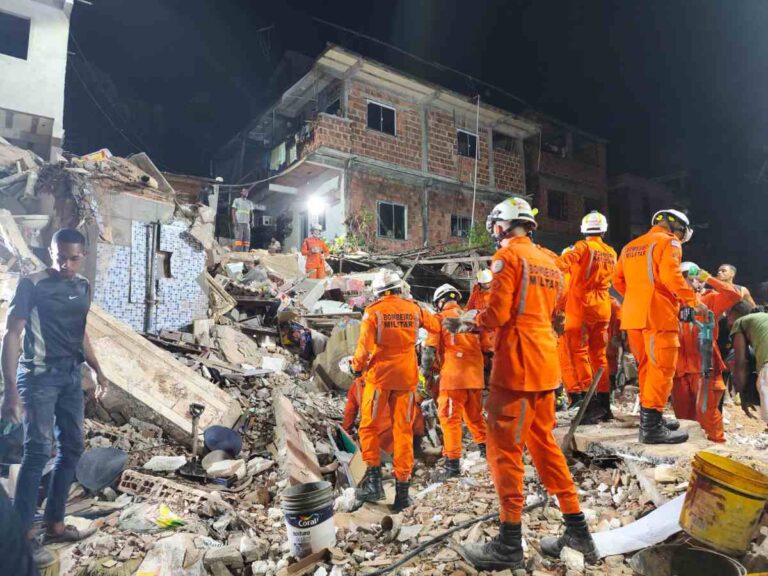 Bombeiros-atuando-apos-desabamento-de-imovel-em-Salvador-Foto-Divulgacao-
