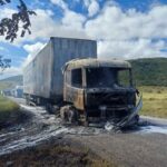 Carreta-que-transportava-cocos-pega-fogo-na-BR-116