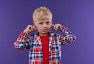 Crianca-autista-barulho-freepik