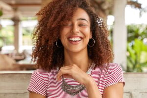 Dia-Mundial-da-Saude-Bucal-especialistas-compartilham-5-dicas-para-ter-um-sorriso-saudavel-mulher-aorrindo-sorriso