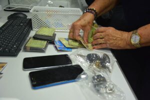 Documentos-e-outros-pertences-na-Central-de-Achados-e-Perdidos-Foto-Jorge-Magalhaes-Arquivo