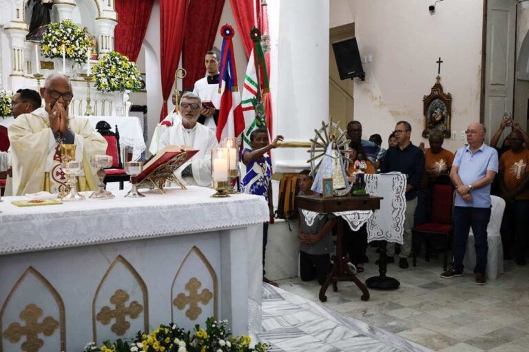Festa-do-Senhor-do-Bonfim-recebe-replica-da-imagem-peregrina-de-Nossa-Senhora-de-Lujan-e-reune-centenas-de-fieis