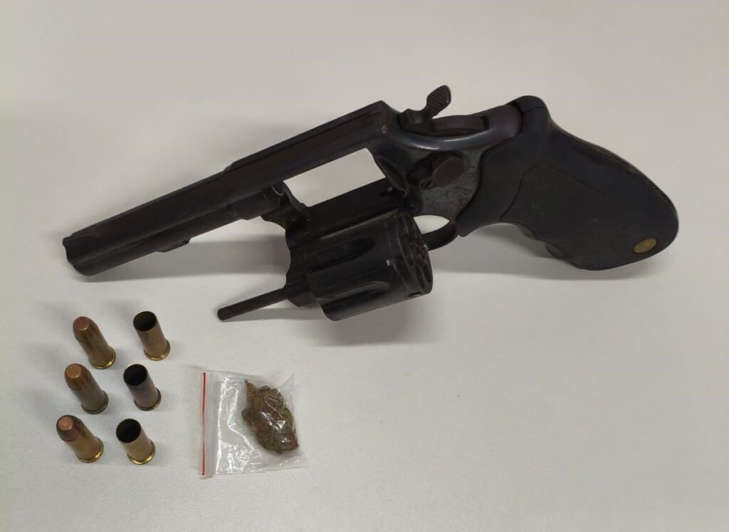 Material-apreendido-com-suspeito-que-morreu-apos-confronto-com-Policia-Militar-Foto-ASCOM-do-BPT-L-1